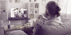 Rakuten TV feature: Mann sieht sich AVOD an